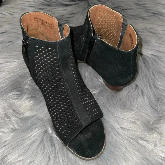 VIONIC Chryssa Peep Toe Booties Boots Black Suede Size 7 EUC Fall Shoes Comfy - Picture 9 of 10